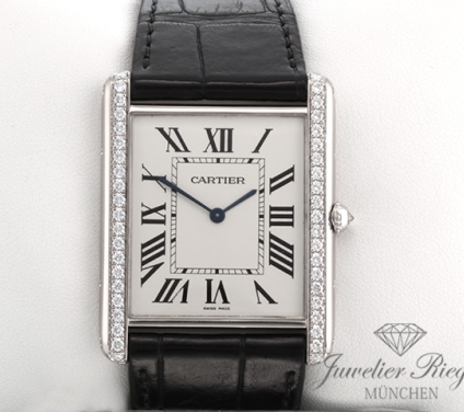 Uhransicht von vorne, hauptsächlich das Zifferblatt und die Lünette sichtbar. Cartier Tank Louis XL Weissgold 750 Diamanten 2020 WT200006 Handaufzug Gold