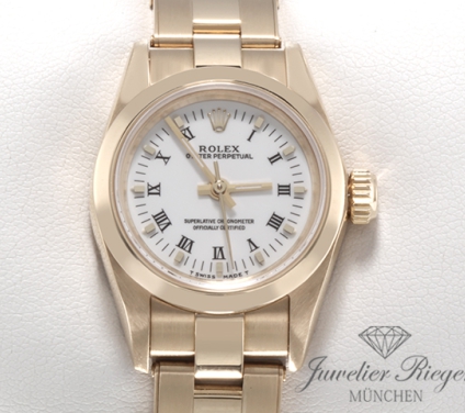 Uhransicht von vorne, hauptsächlich das Zifferblatt und die Lünette sichtbar. Rolex Lady Oyster Perpetual 26 mm Gelbgold 750 1995 Automatik Gold Damenuhr