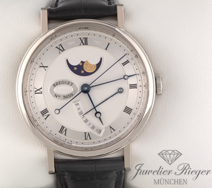 Uhransicht von vorne, hauptsächlich das Zifferblatt und die Lünette sichtbar. Breguet Classique 7787 Mondphase 39 mm 2013 Weissgold 750 Automatik Gold