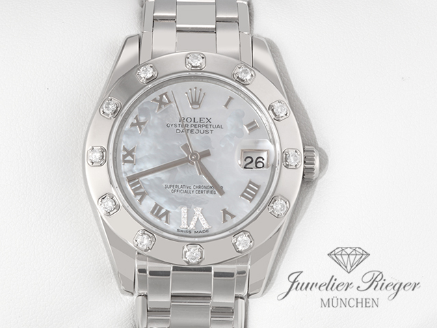 Uhransicht von vorne, hauptsächlich das Zifferblatt und die Lünette sichtbar. Rolex Pearlmaster 34 81319 2011 Weissgold 750 Perlmutt Diamanten Automatik