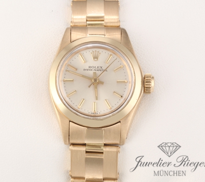 Uhransicht von vorne, hauptsächlich das Zifferblatt und die Lünette sichtbar. Rolex Lady Oyster Perpetual Gelbgold 750 Automatik Damenuhr Gold Datejust