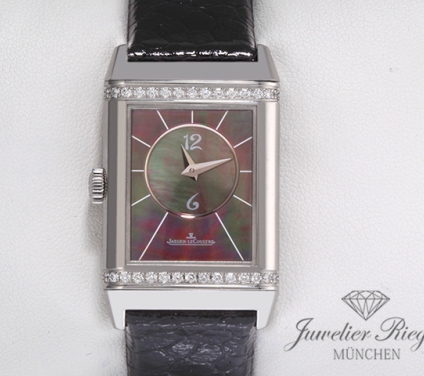Uhransicht von vorne, hauptsächlich das Zifferblatt und die Lünette sichtbar. Jaeger Le Coultre Reverso Classic Duetto Medium 212.8.D4 Stahl Perlmutt Diamant
