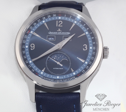 Uhransicht von vorne, hauptsächlich das Zifferblatt und die Lünette sichtbar. Jaeger Le Coultre Master Calendar Control 2022 Q4148480 Edelstahl Automatik