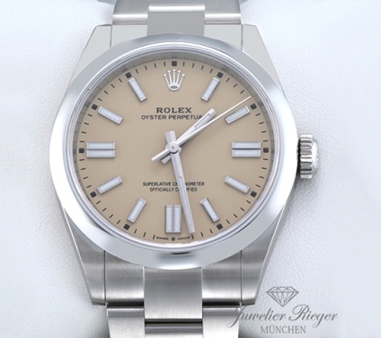 Uhransicht von vorne, hauptsächlich das Zifferblatt und die Lünette sichtbar. Ungetragen Rolex Oyster Perpetual 41 beige 134300 2026 Edelstahl Automatik stainless steel Oyster-Band Chronometer