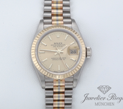 Uhransicht von vorne, hauptsächlich das Zifferblatt und die Lünette sichtbar. Rolex Lady Datejust 26 mm Tridor 750 Gelbgold Weissgold Rosegold Automatik Gold