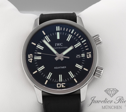 Uhransicht von vorne, hauptsächlich das Zifferblatt und die Lünette sichtbar. IWC Aquatimer Automatic Vintage 44 mm IW3231 Edelstahl Armbanduhr Stahl