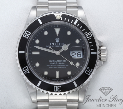 Uhransicht von vorne, hauptsächlich das Zifferblatt und die Lünette sichtbar. Rolex Submariner Date 16610 1990 Military LC902 Nato Base Edelstahl Automatik Taucheruhr Herrenuhr Stahl