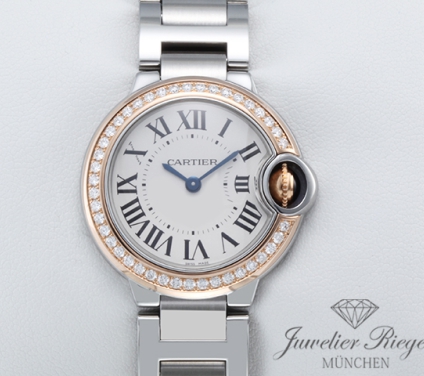 Uhransicht von vorne, hauptsächlich das Zifferblatt und die Lünette sichtbar. Cartier Ballon Bleu 28 mm Edelstahl Rosegold 750 Diamanten WE902079 Stahl Gold