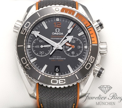 Uhransicht von vorne, hauptsächlich das Zifferblatt und die Lünette sichtbar. Omega Seamaster Planet Ocean Chronograph 215.32.46.51.01.001 2018 Automatik