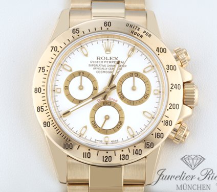 Uhransicht von vorne, hauptsächlich das Zifferblatt und die Lünette sichtbar. Rolex Daytona 116528 Gelbgold 750 2005 Chronograph Automatik Gold