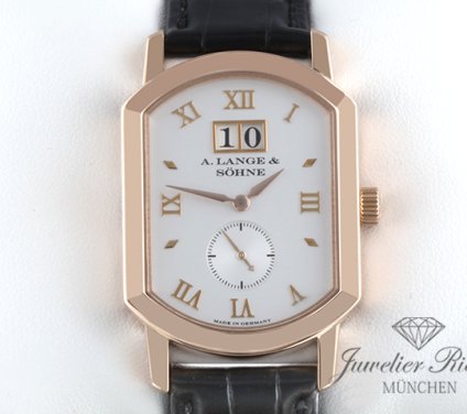 Uhransicht von vorne, hauptsächlich das Zifferblatt und die Lünette sichtbar. A.Lange & Söhne Grosse Arkade Rosegold 750 106.032 2003 Handaufzug Gold Grand Arkade